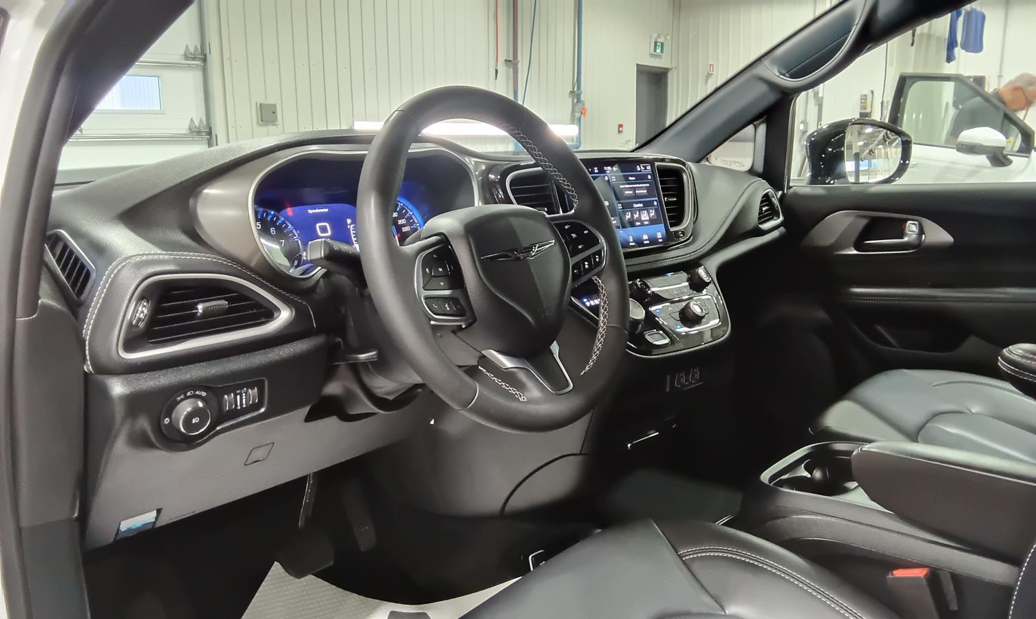 2025 Chrysler Pacifica - Image 9
