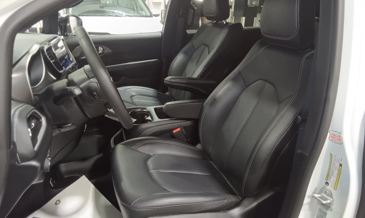 2025 Chrysler Pacifica - Image 14