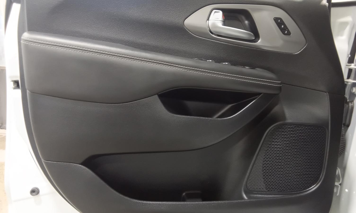 2025 Chrysler Pacifica - Image 15
