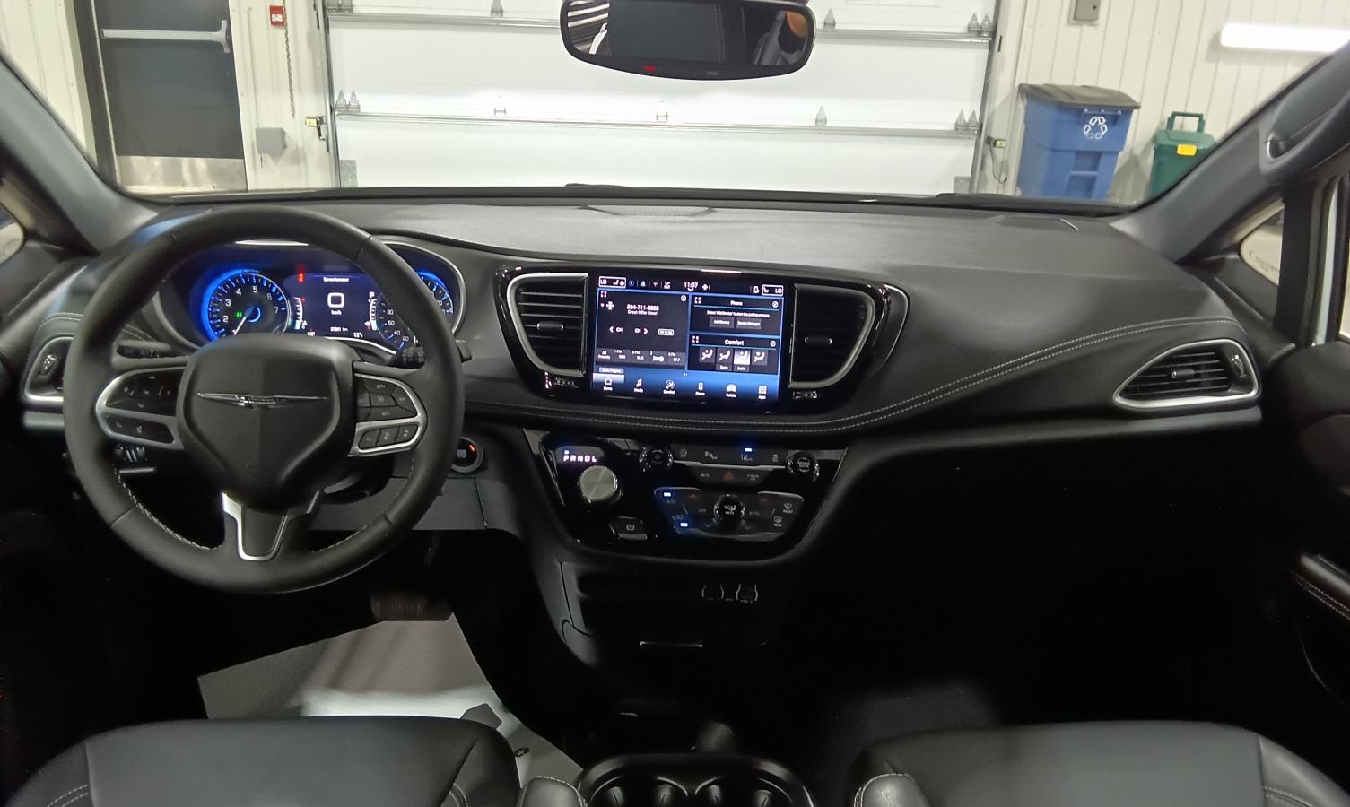 2025 Chrysler Pacifica - Image 16