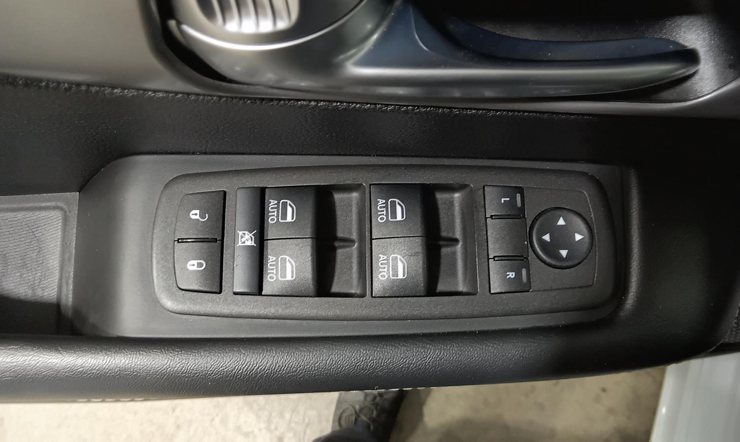 2025 Chrysler Pacifica - Image 19