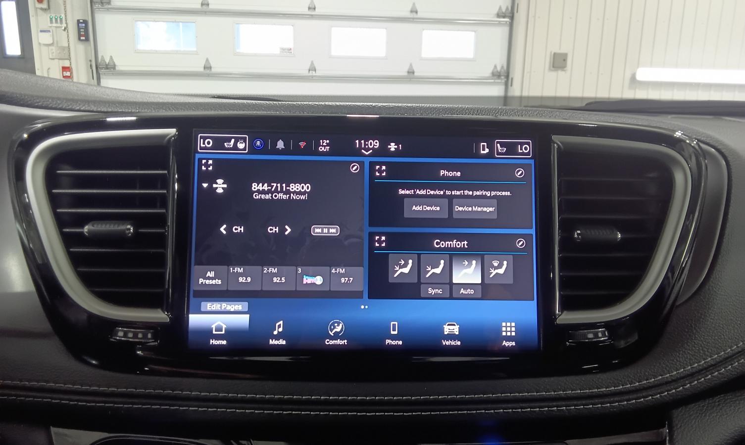 2025 Chrysler Pacifica - Image 25