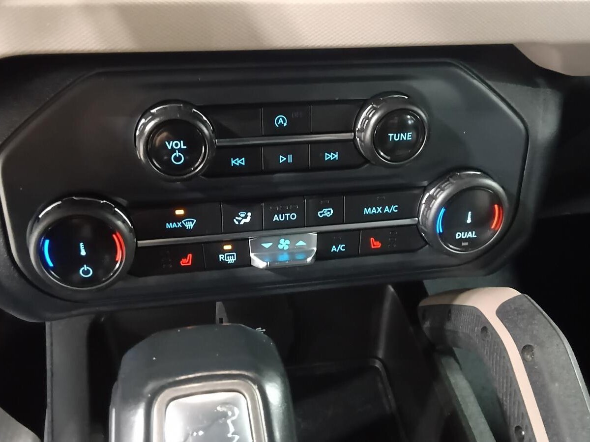 2022 Ford Bronco - Image 19