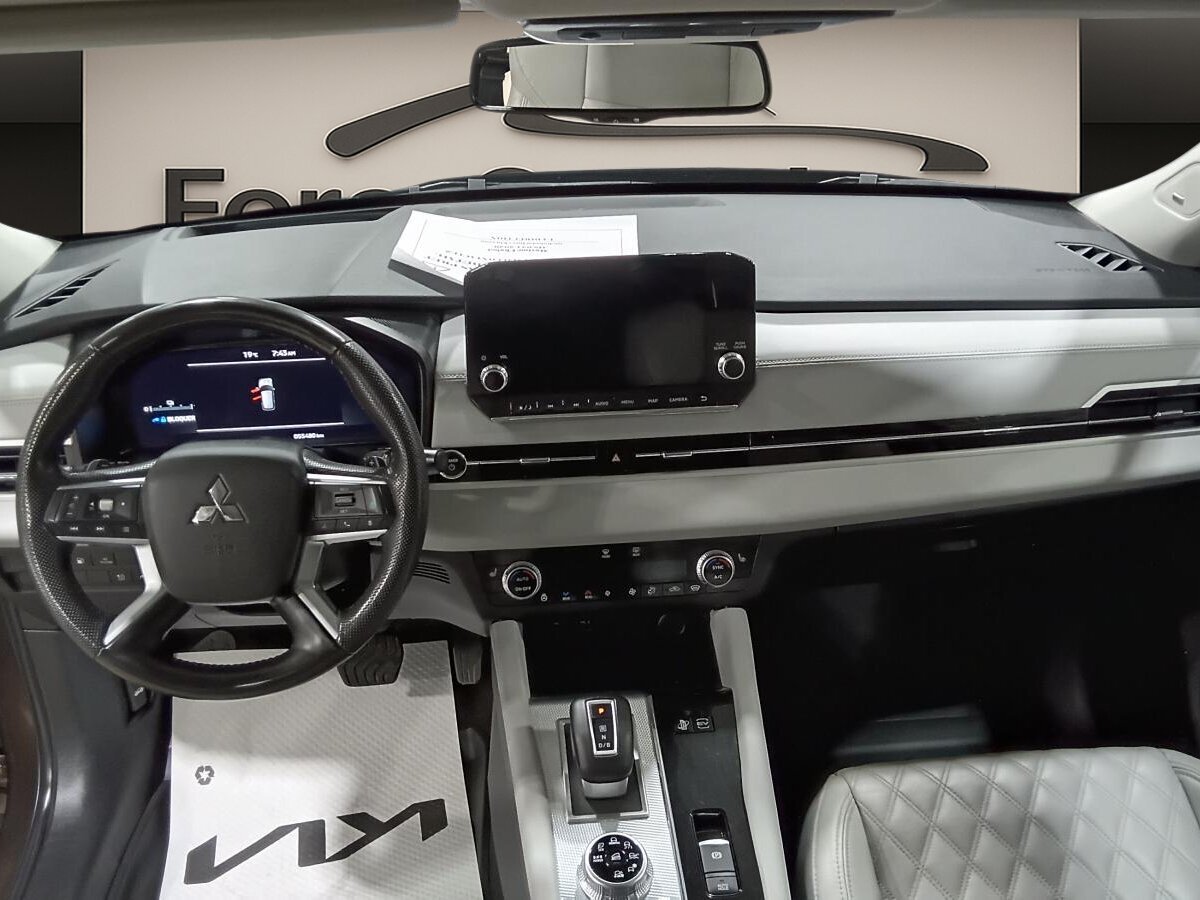 2023 Mitsubishi Outlander PHEV - Image 4