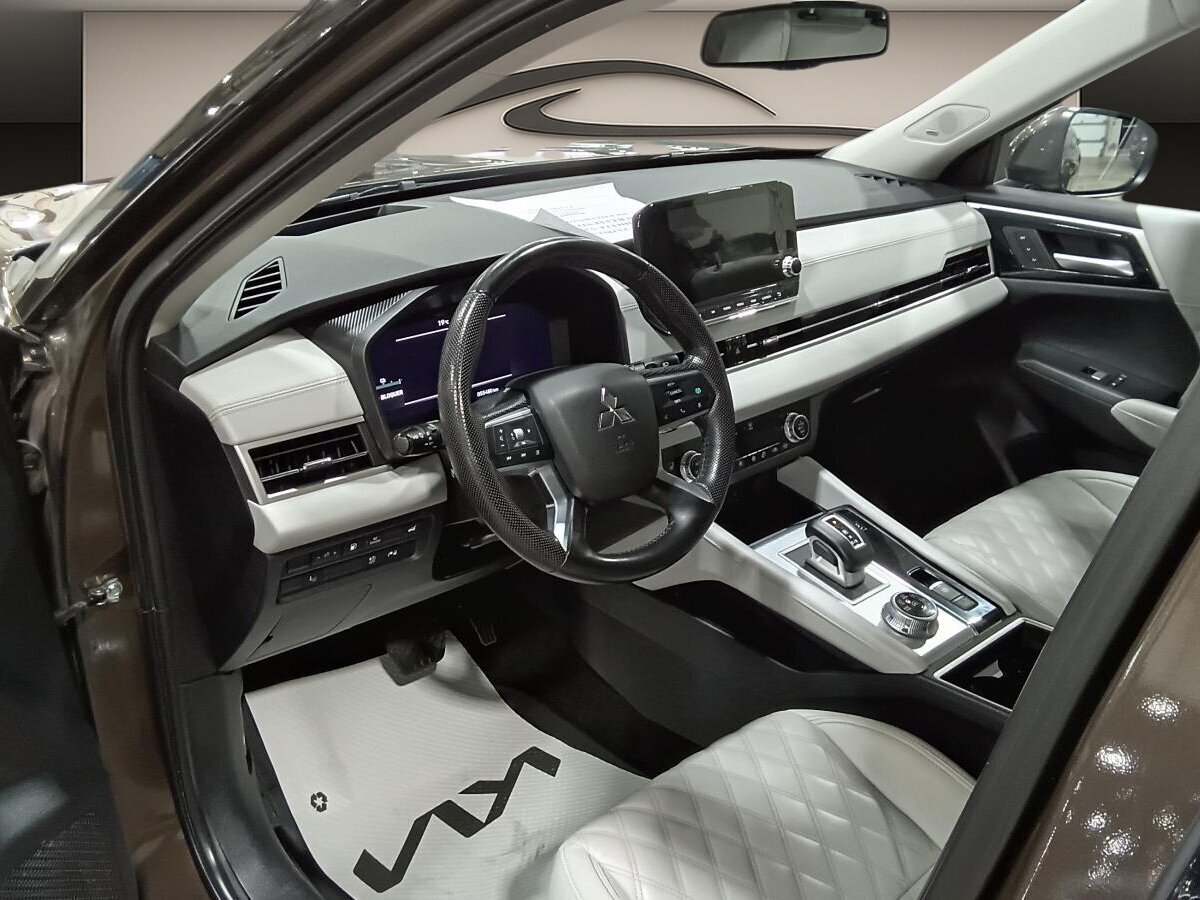 2023 Mitsubishi Outlander PHEV - Image 9