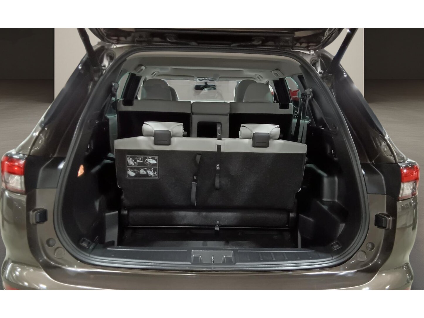 2023 Mitsubishi Outlander PHEV - Image 30