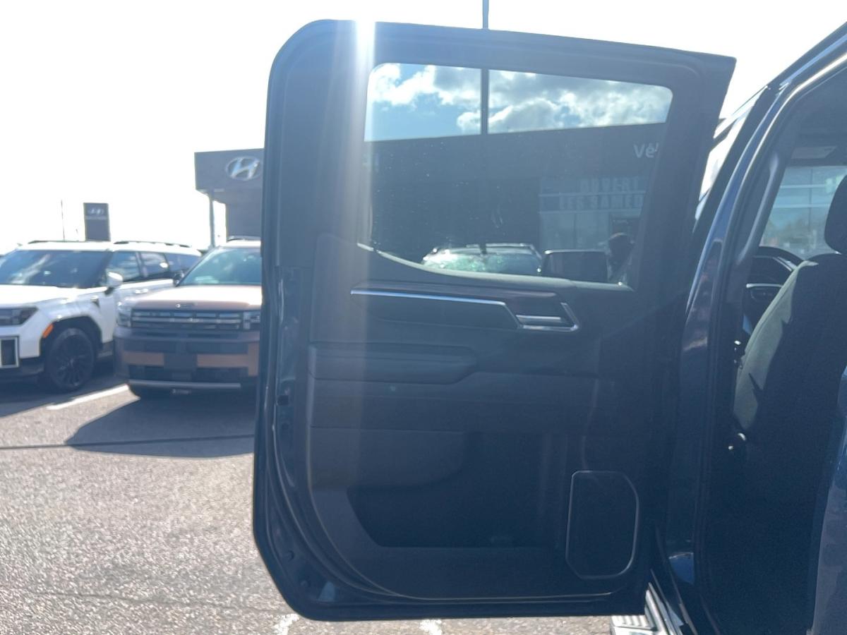 2023 GMC Sierra 1500 - Image 18