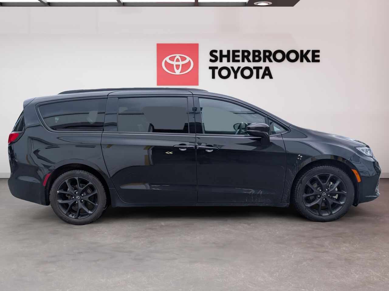 2025 Chrysler Pacifica - Image 3