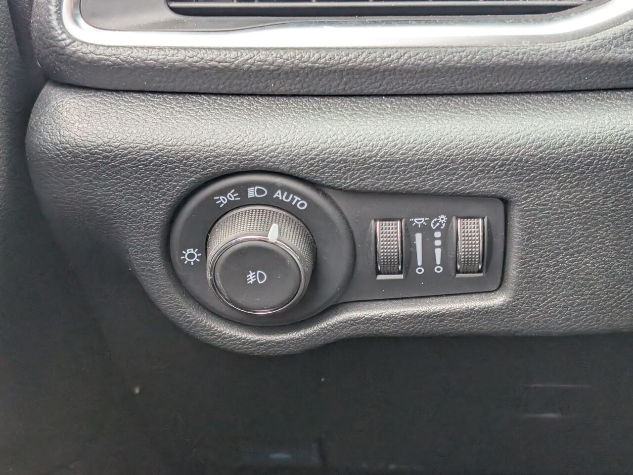 2025 Chrysler Pacifica - Image 12