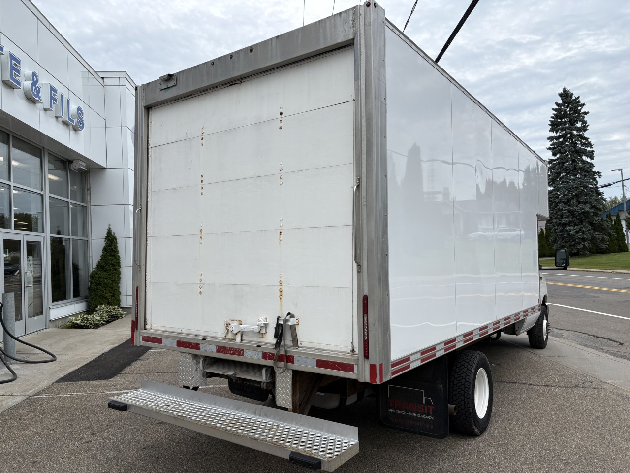 2017 Ford E-450 Super Duty - Image 23