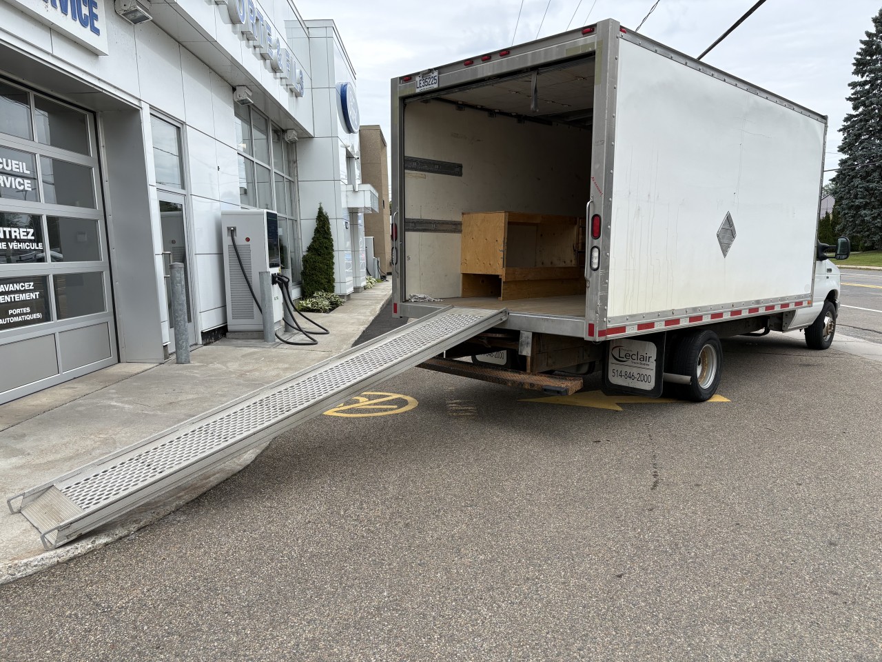 2014 Ford E350 CUTTAWAY 16 PI. - Image 4