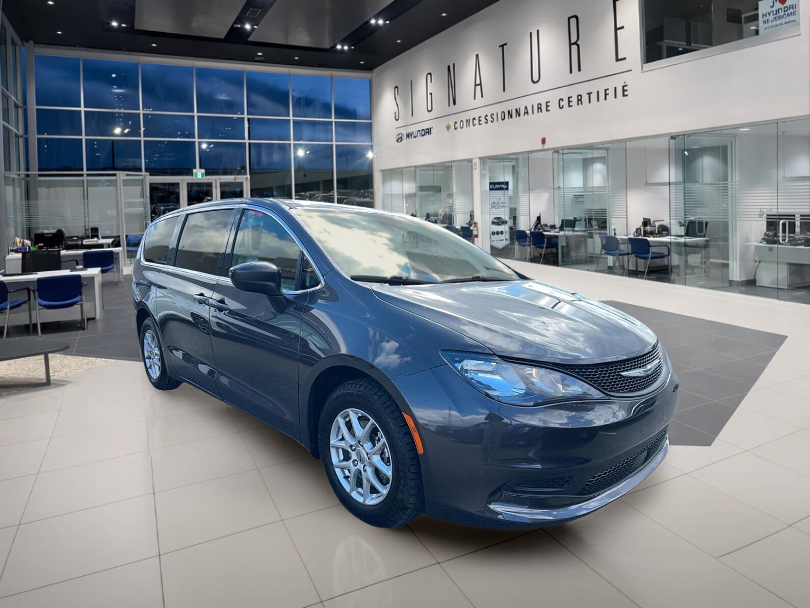 2023 Chrysler Grand Caravan - Image 3