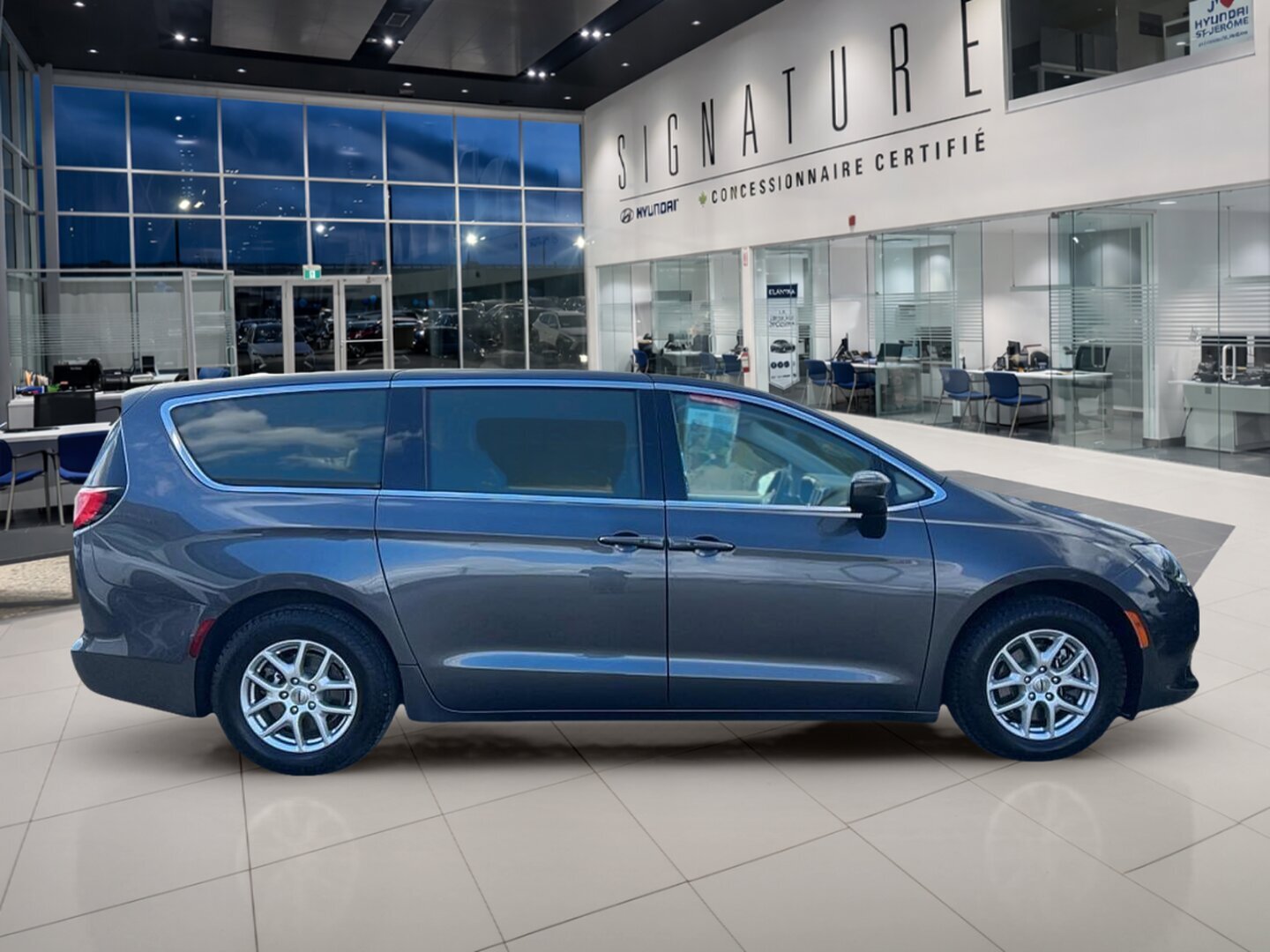 2023 Chrysler Grand Caravan - Image 4
