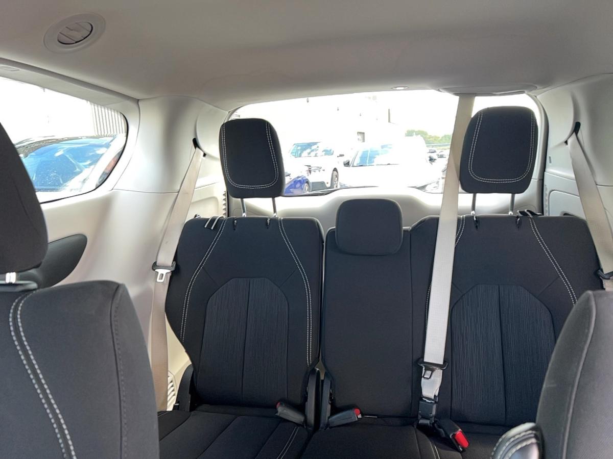 2023 Chrysler Grand Caravan - Image 18