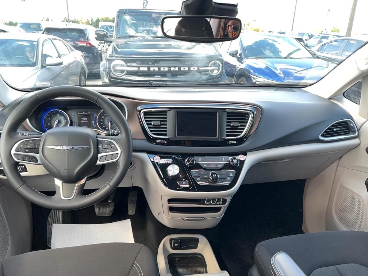 2023 Chrysler Grand Caravan - Image 21