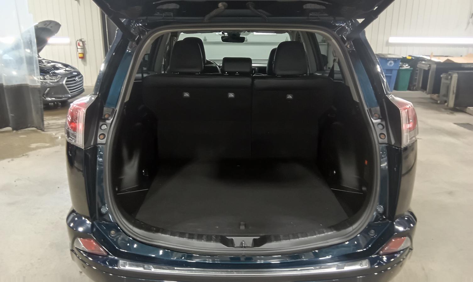 2018 Toyota RAV4 - Image 8