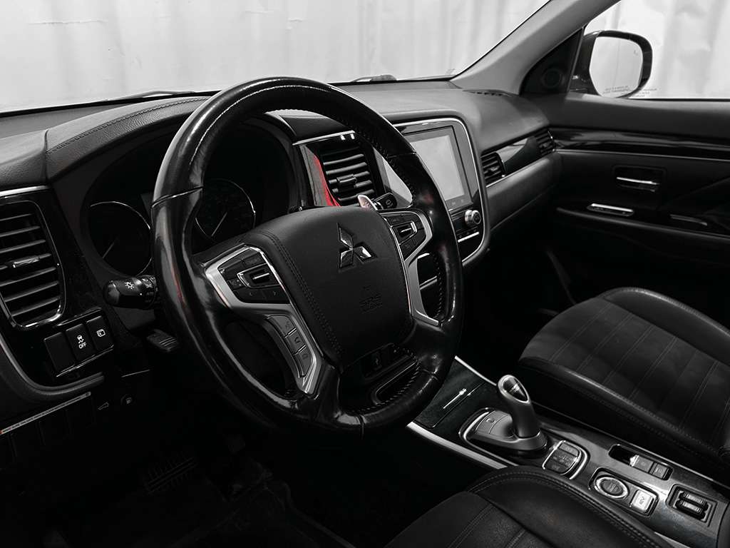 2020 Mitsubishi Outlander - Image 8