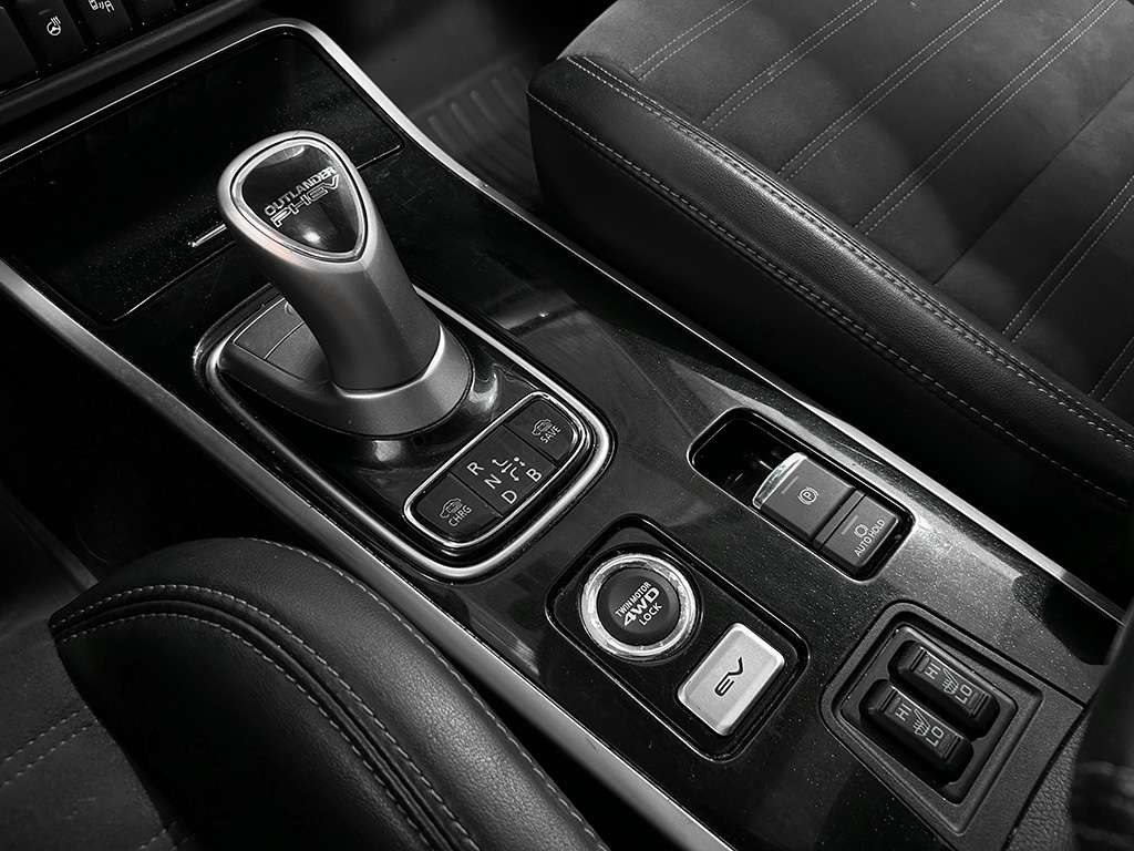 2020 Mitsubishi Outlander - Image 13