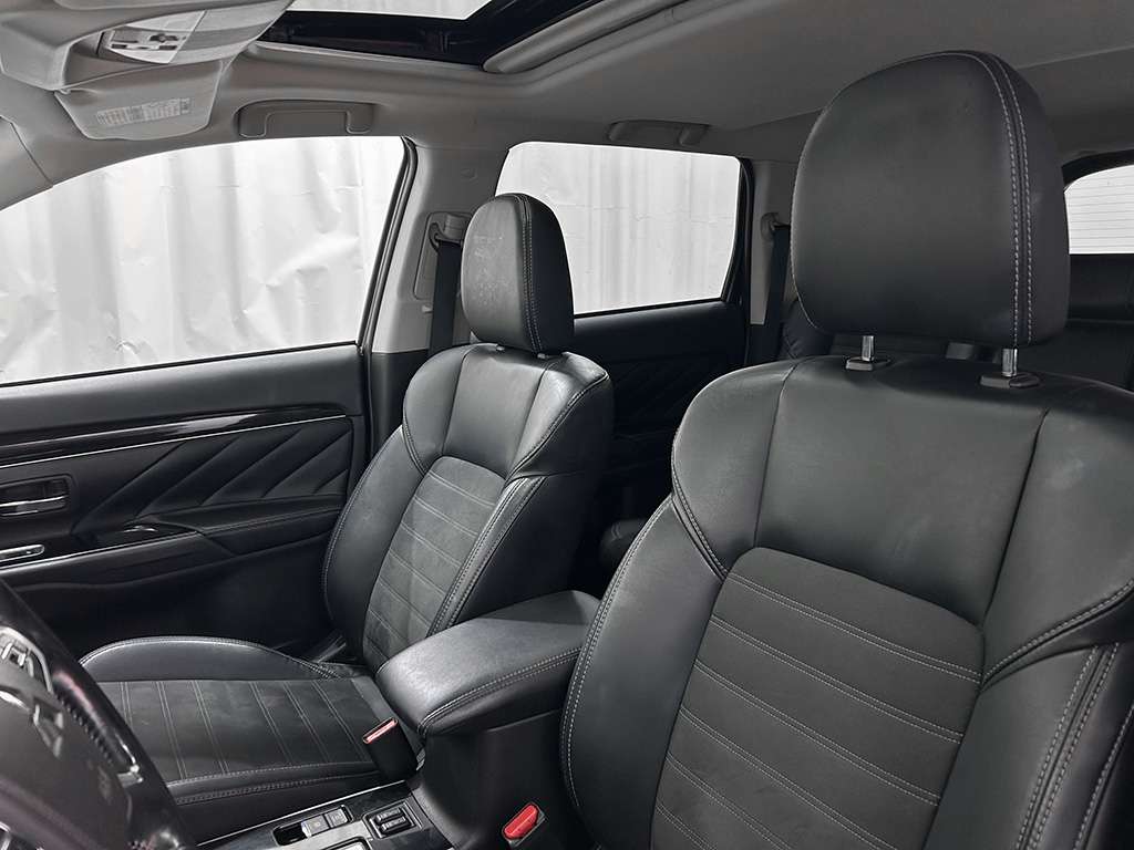 2020 Mitsubishi Outlander - Image 15