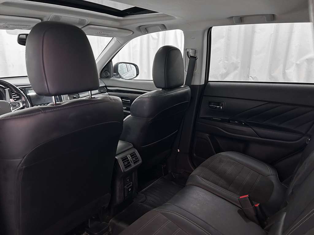 2020 Mitsubishi Outlander - Image 16