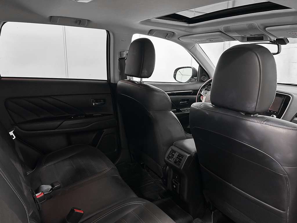 2020 Mitsubishi Outlander - Image 18