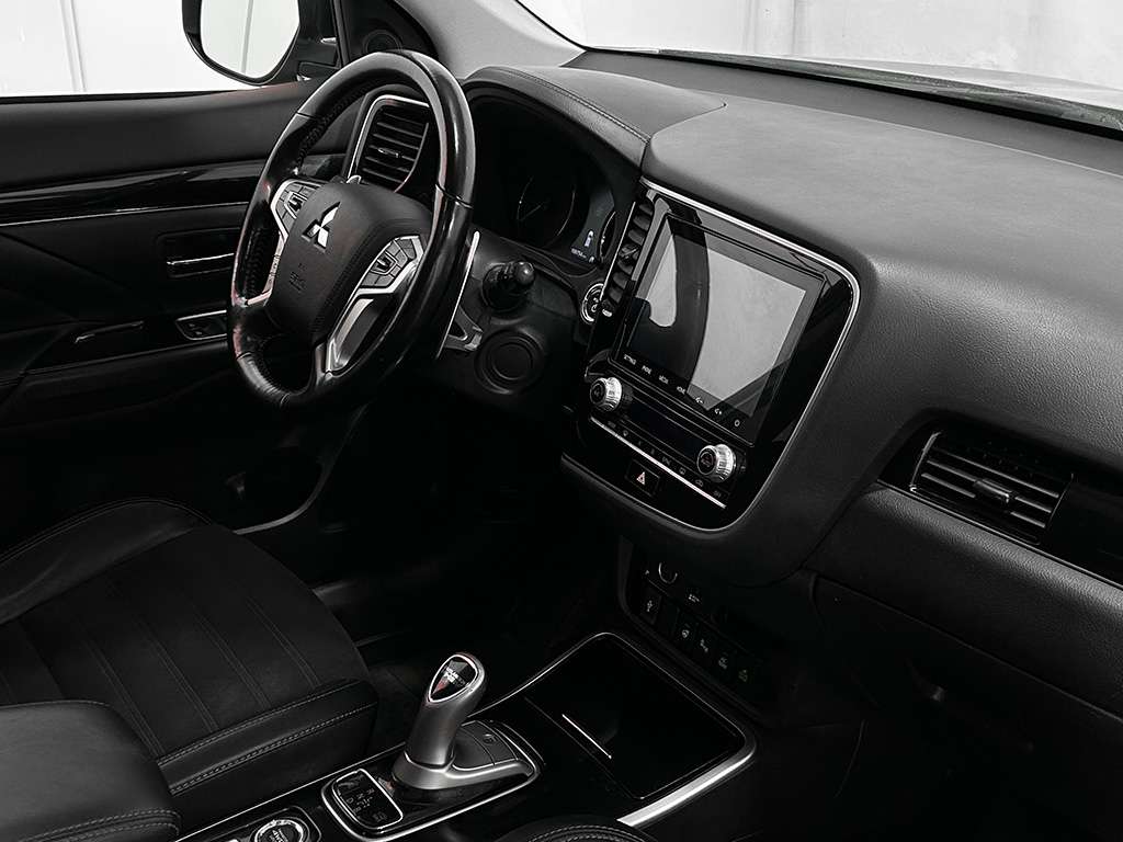 2020 Mitsubishi Outlander - Image 19