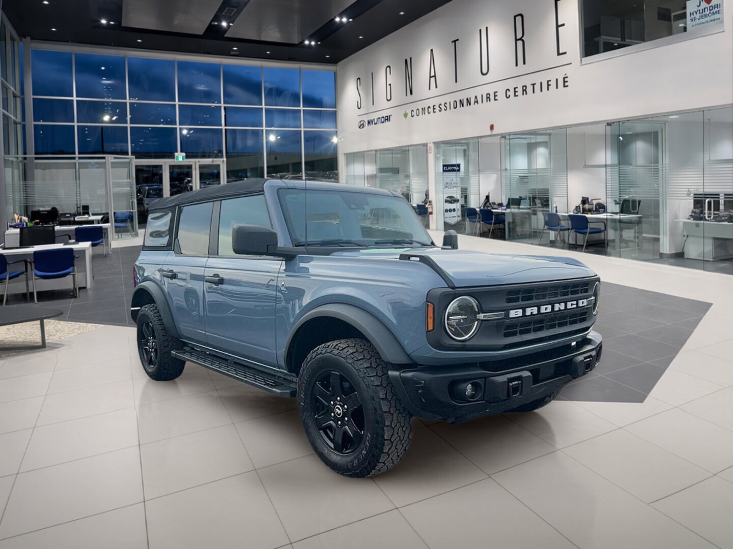 2023 Ford Bronco - Image 3