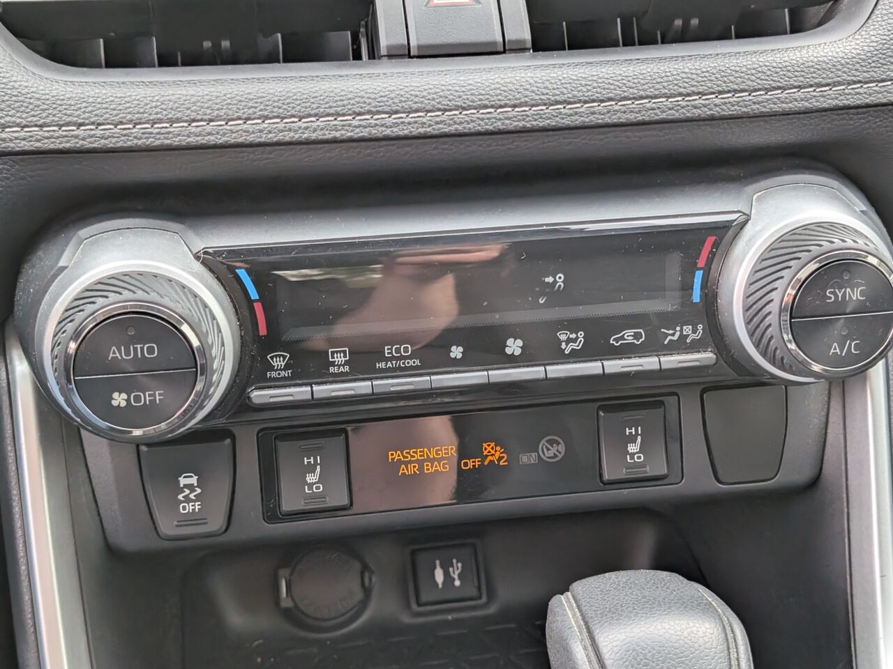 2019 Toyota RAV4 - Image 12