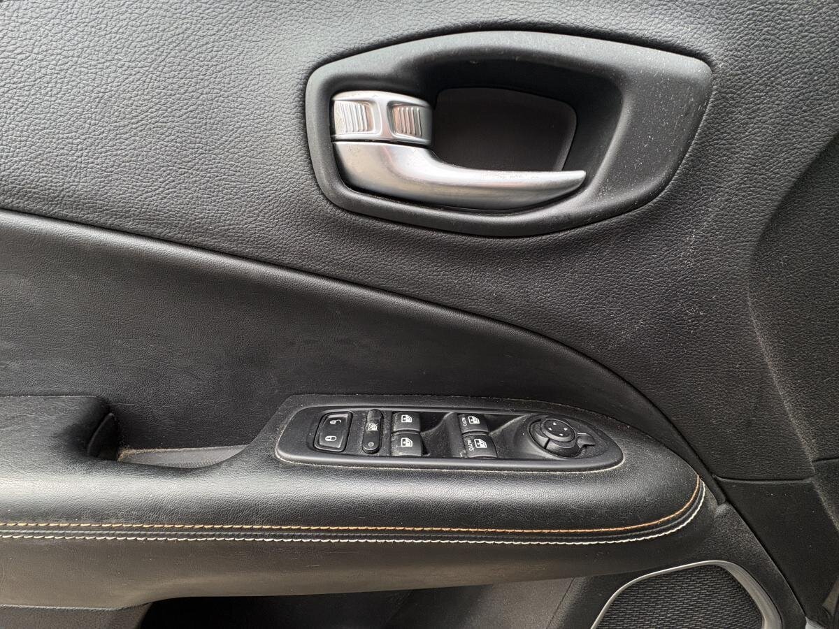 2018 Jeep Compass - Image 18
