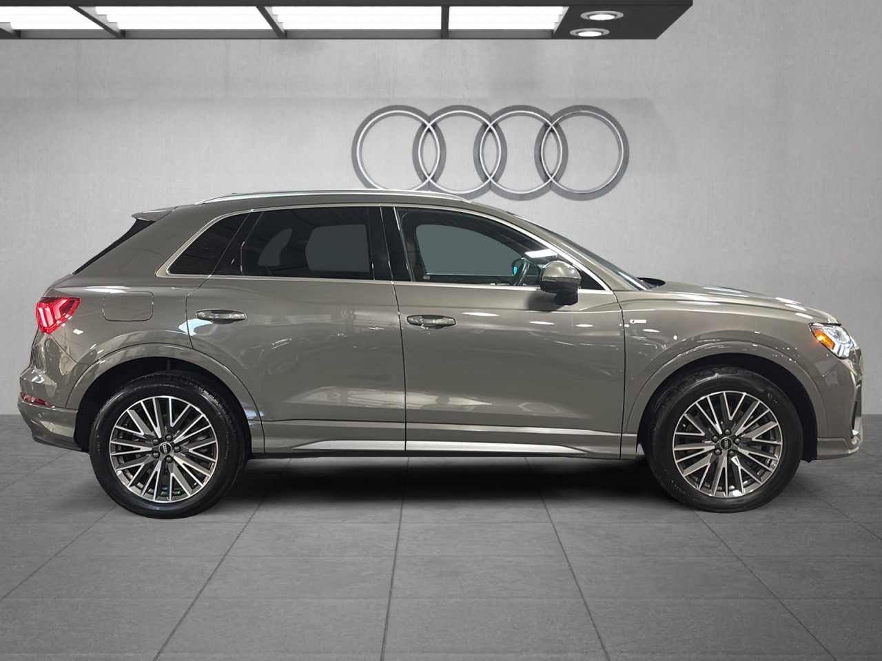 2023 Audi Q3 - Image 4