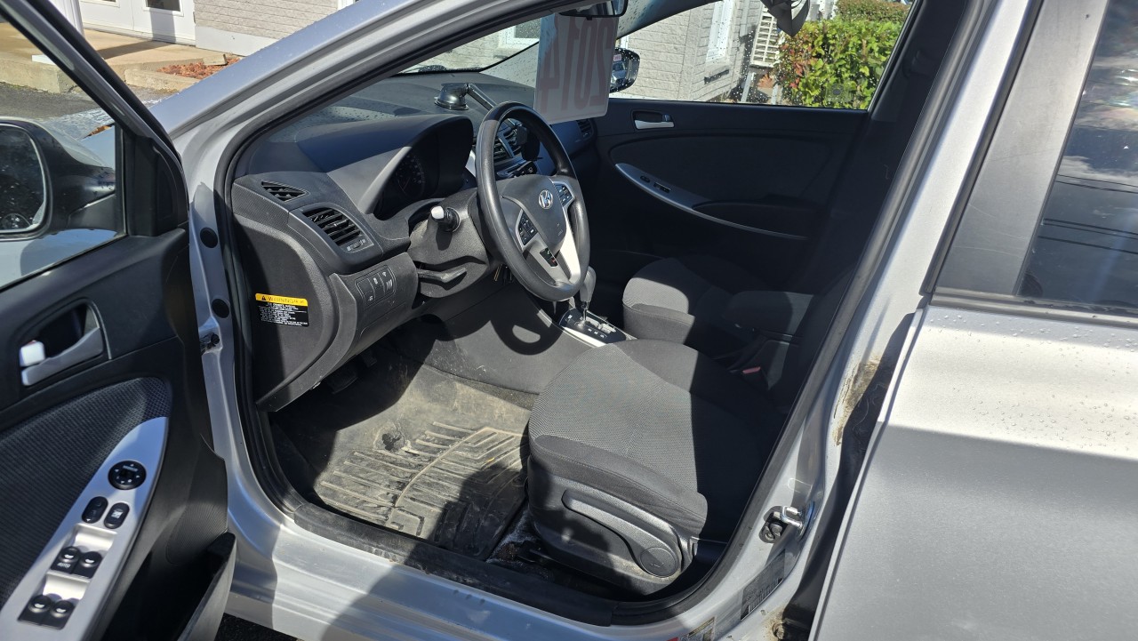 2014 Hyundai Accent - Image 11