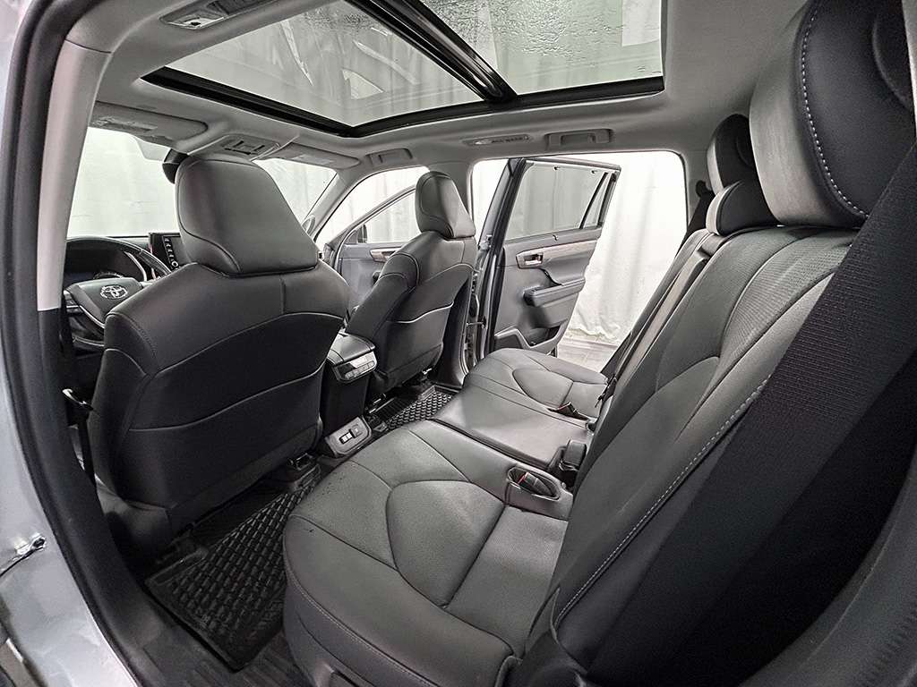 2022 Toyota Highlander - Image 13
