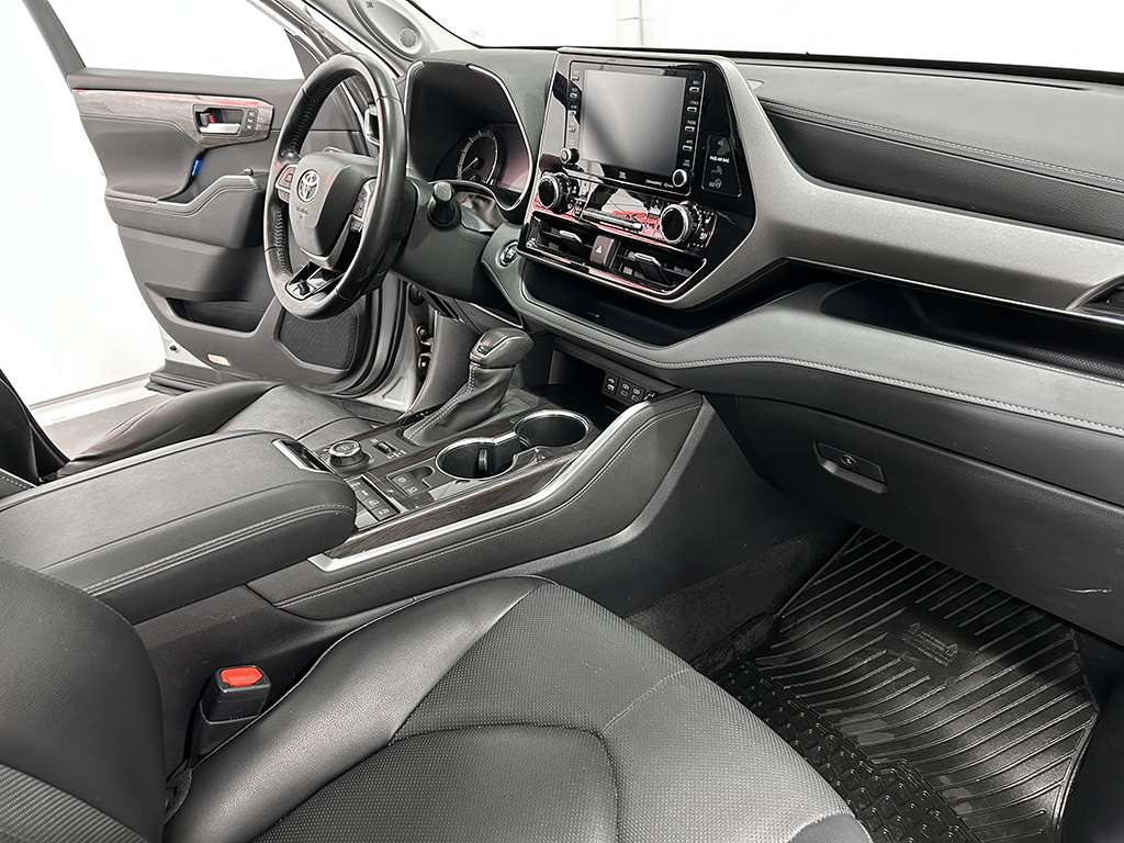 2022 Toyota Highlander - Image 18