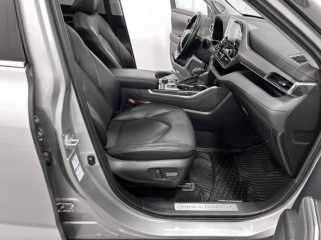 2022 Toyota Highlander - Image 19