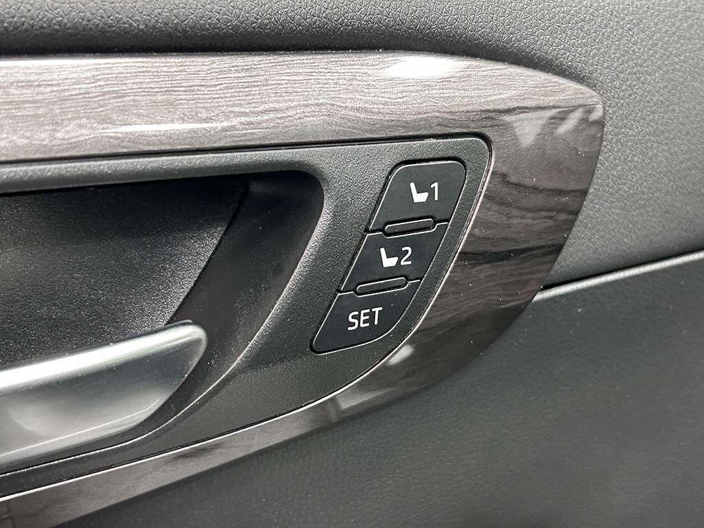 2022 Toyota Highlander - Image 20