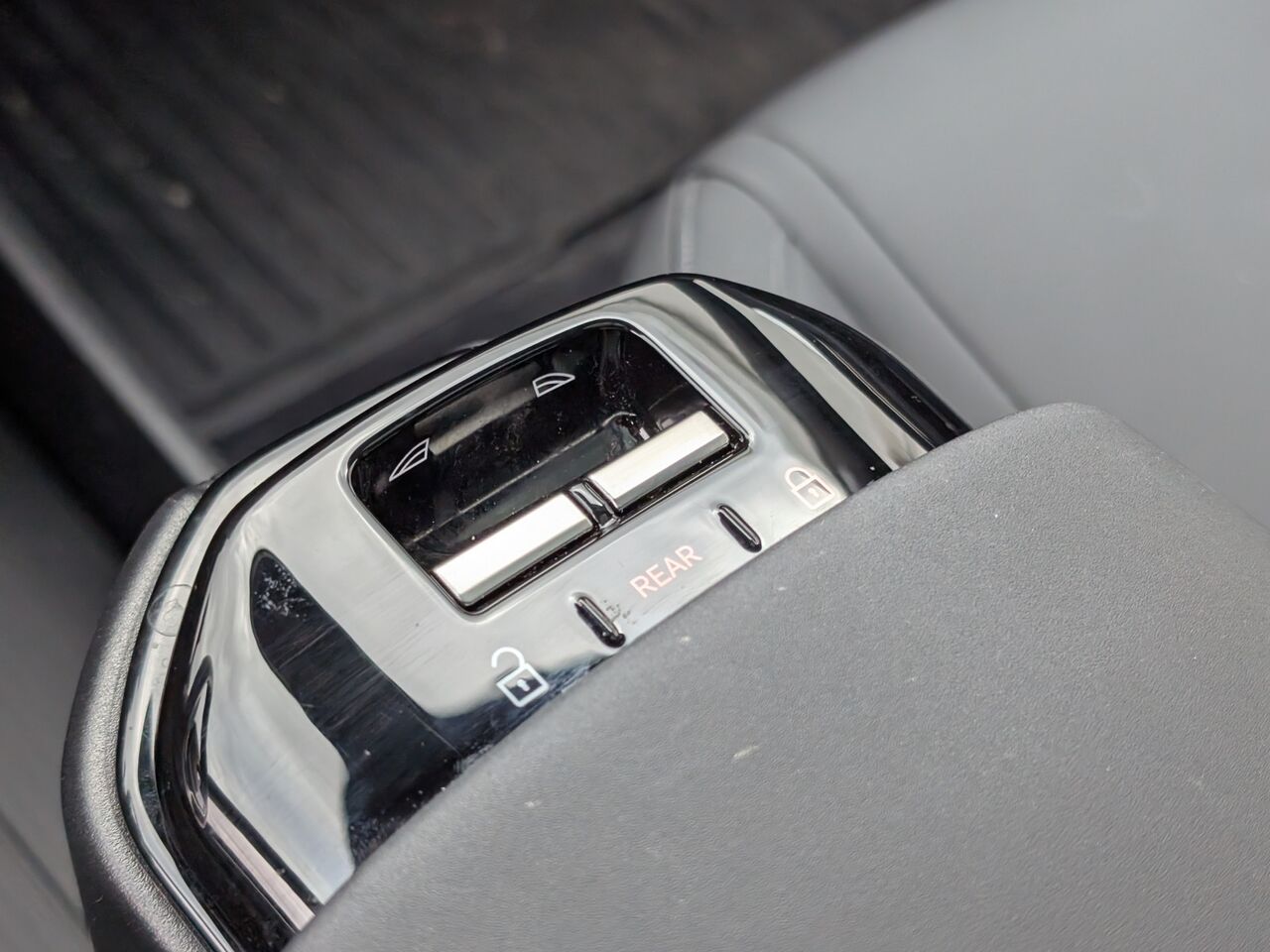 2025 Volvo EX30 - Image 11