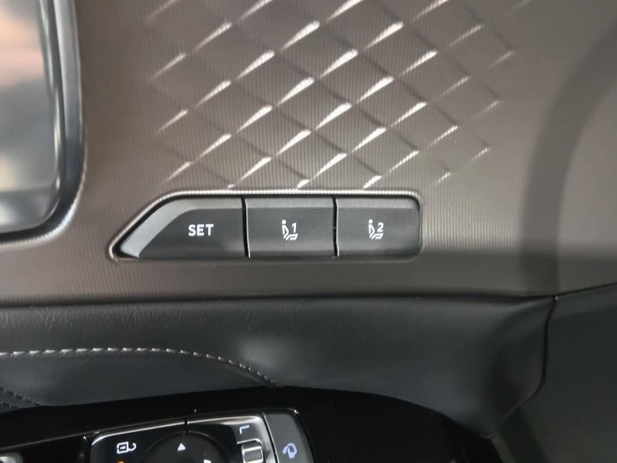 2025 Kia Sorento HEV - Image 28