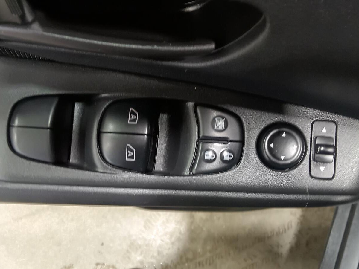 2023 Nissan Kicks - Image 28