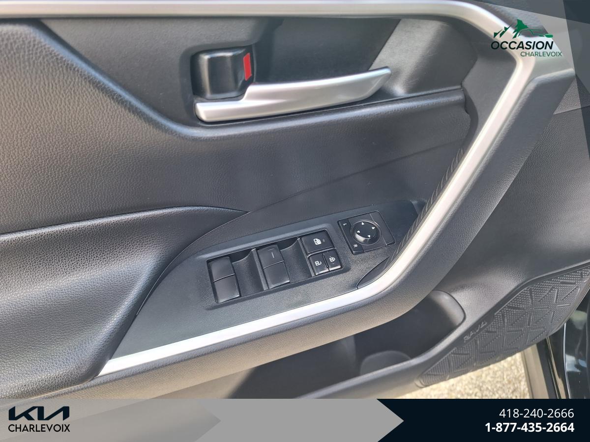 2019 Toyota RAV4 - Image 12