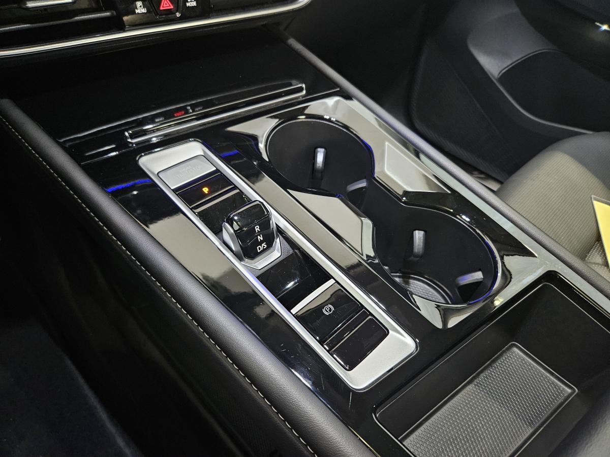 2025 Volkswagen Atlas - Image 27