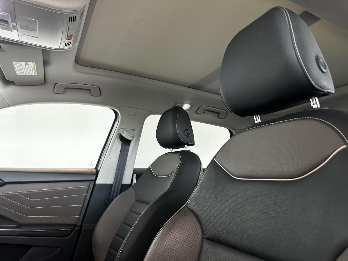 2024 Volkswagen Taos - Image 12