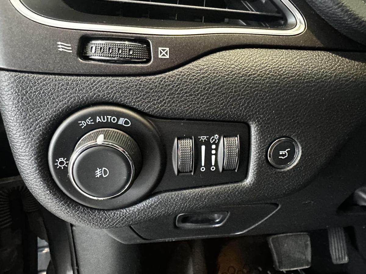 2022 Jeep Cherokee - Image 25