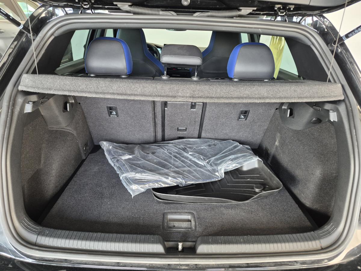 2025 Volkswagen Golf R - Image 9
