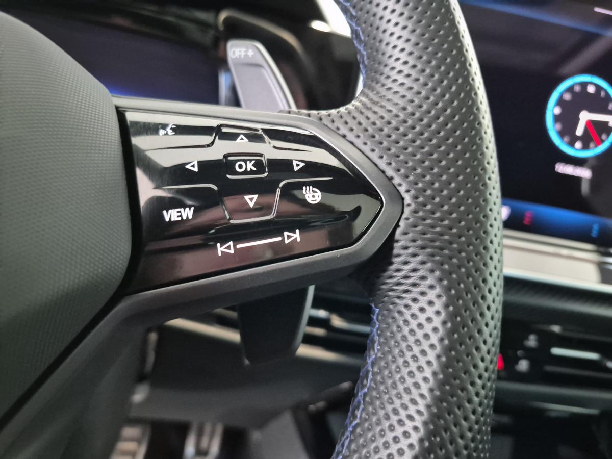 2025 Volkswagen Golf R - Image 17