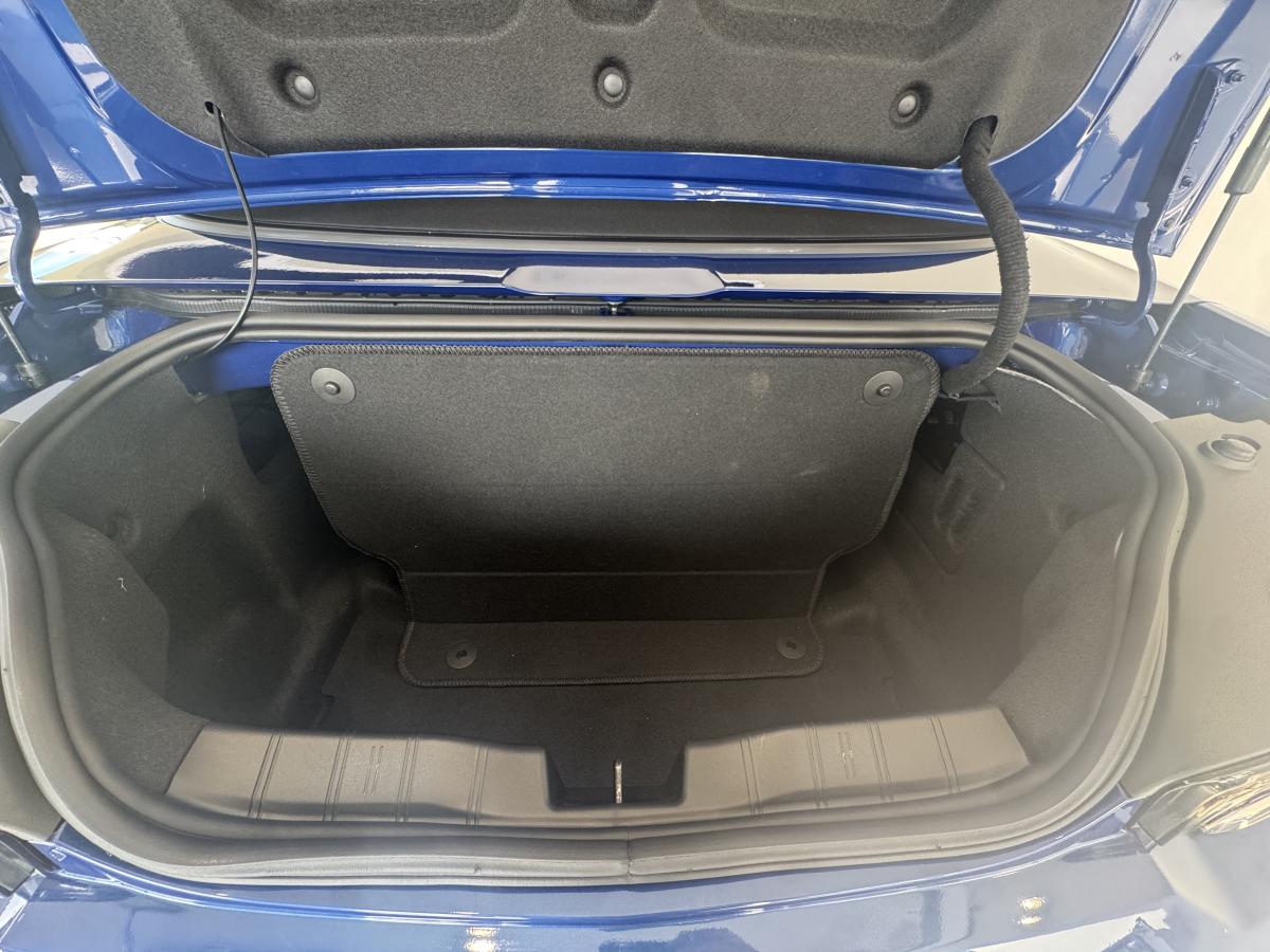 2023 Chevrolet Camaro - Image 9