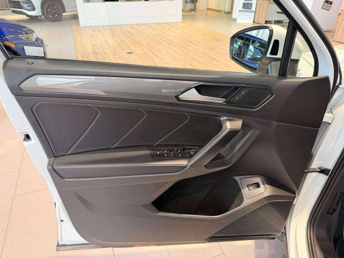 2023 Volkswagen Tiguan - Image 9