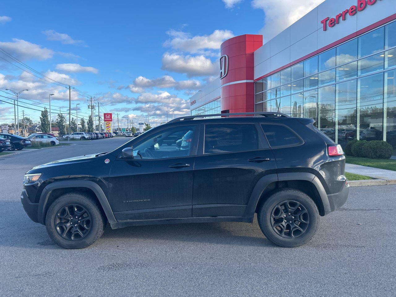 2020 Jeep Cherokee - Image 2