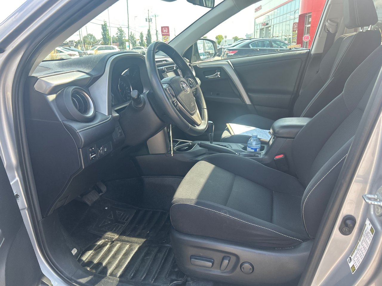 2017 Toyota RAV4 - Image 11