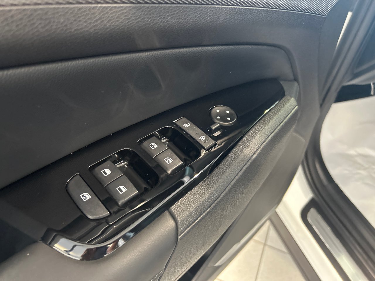 2025 Kia Sportage - Image 24