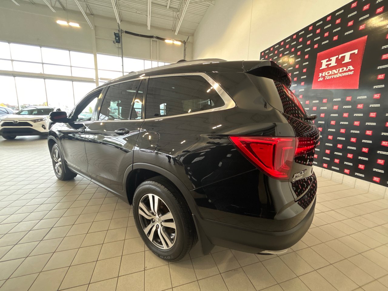 2017 Honda Pilot - Image 10